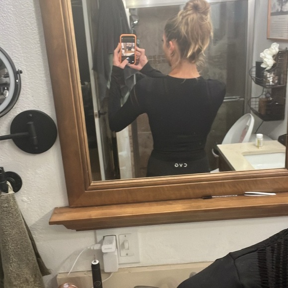 NWOT Fabletics black compression cropped sports top with long sleeves. - Picture 5 of 5